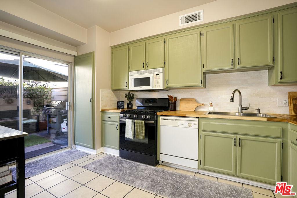 Woodman Ave, Van Nuys, CA 91401