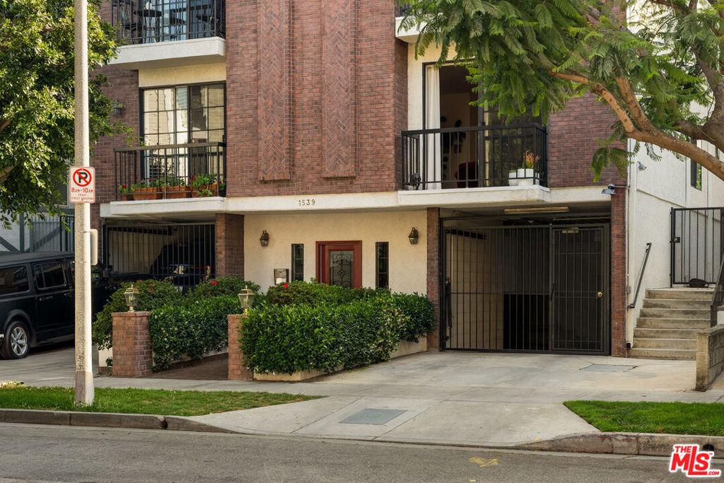 Greenfield Ave, Los Angeles, CA 90025