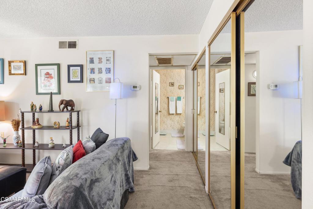 Oakleaf Dr, Thousand Oaks, CA 91360
