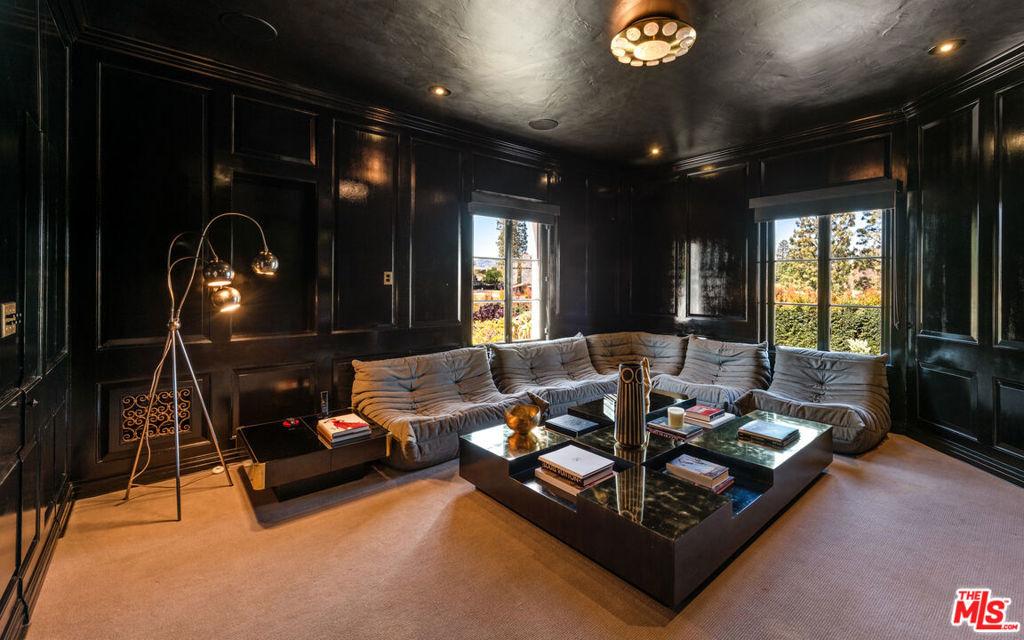 S Muirfield Rd, Los Angeles, CA 90004