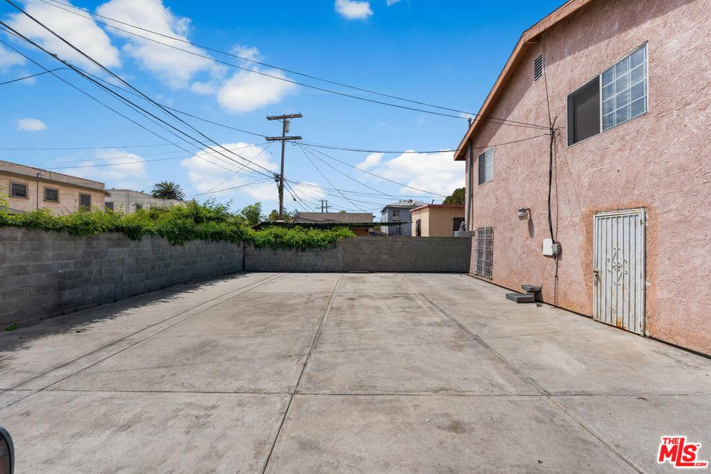 W 40th Pl, Los Angeles, CA 90037