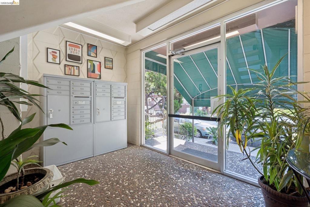 Bayo Vista Ave, Oakland, CA 94611