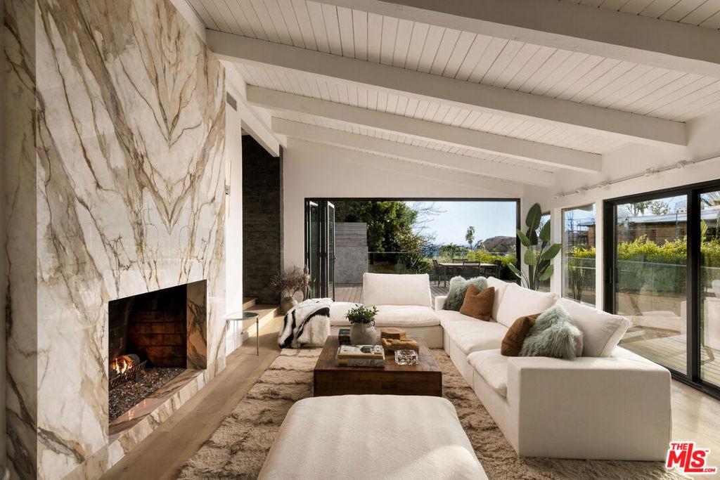 Arno Way, Pacific Palisades, CA 90272