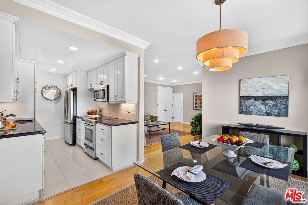 S Barrington Ave, Los Angeles, CA 90049