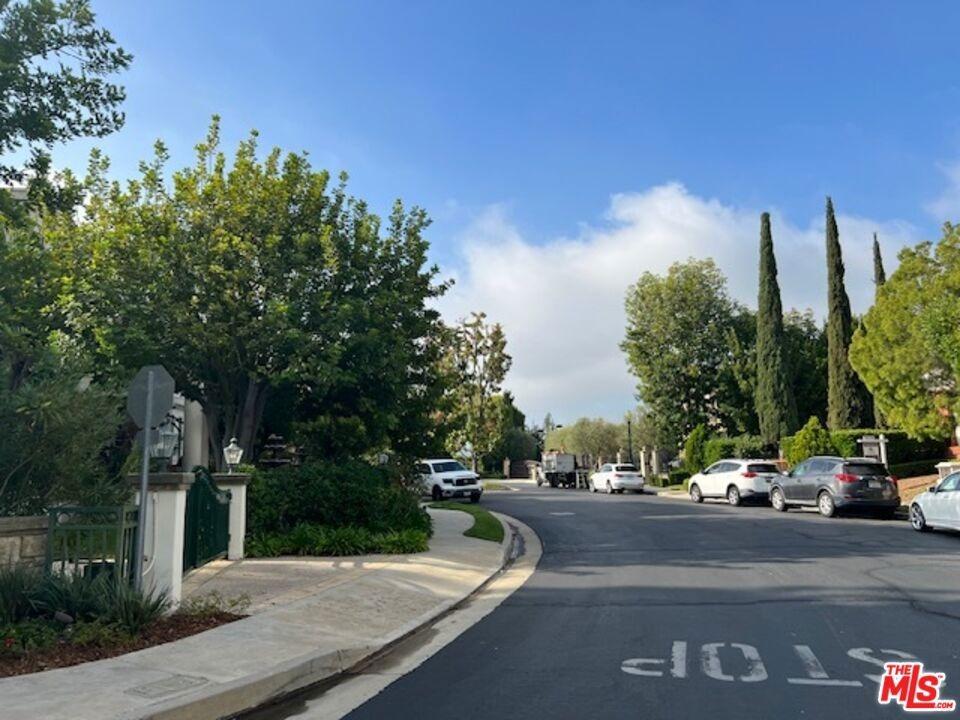 Earls Ct, Los Angeles, CA 90077