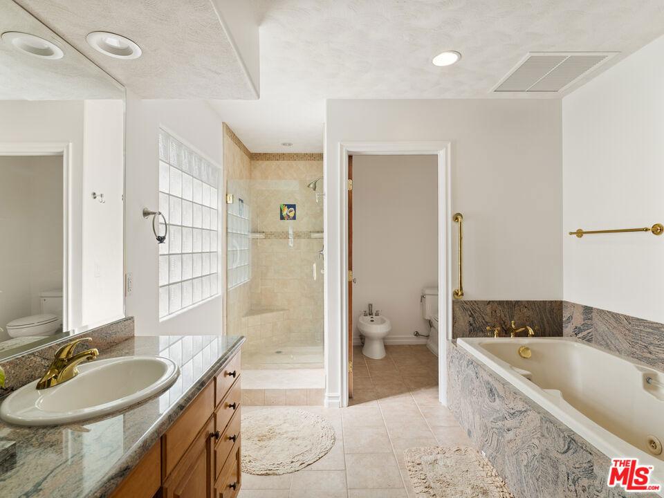 Macfarlane Dr, Woodland Hills, CA 91364