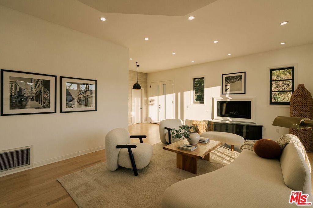 Leicester Dr, Los Angeles, CA 90046