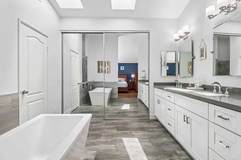 Pinnacle Ct, Vista, CA 92081