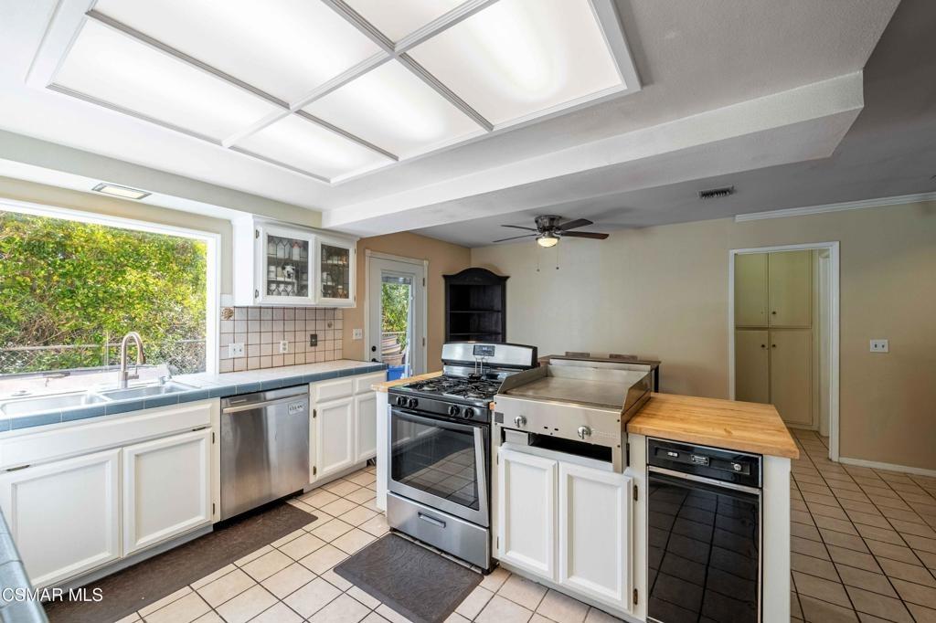Calvert St, Woodland Hills, CA 91367
