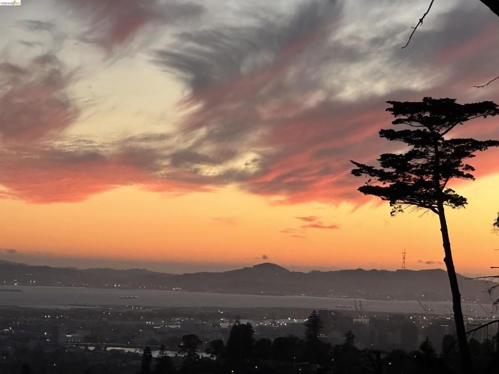 Girvin Dr, Oakland, CA 94611