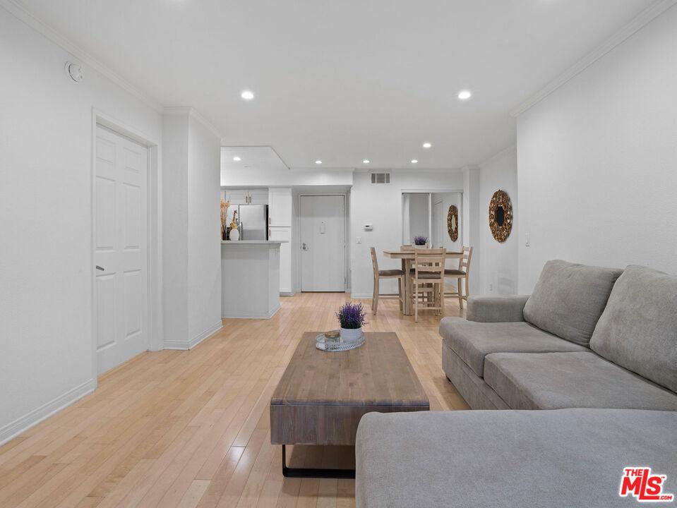 Burbank Blvd, Woodland Hills, CA 91367