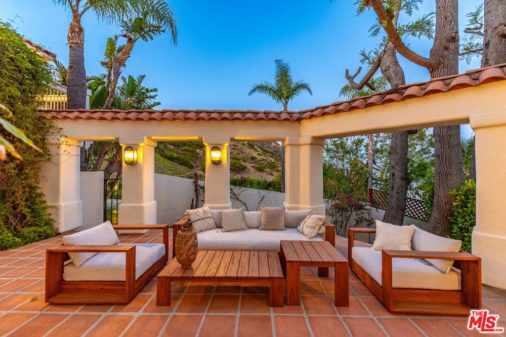 Via Linda St, Malibu, CA 90265