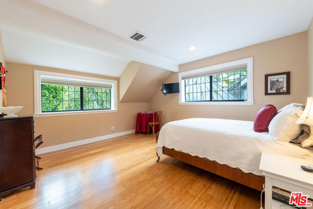 Calvin Ave, Tarzana, CA 91356