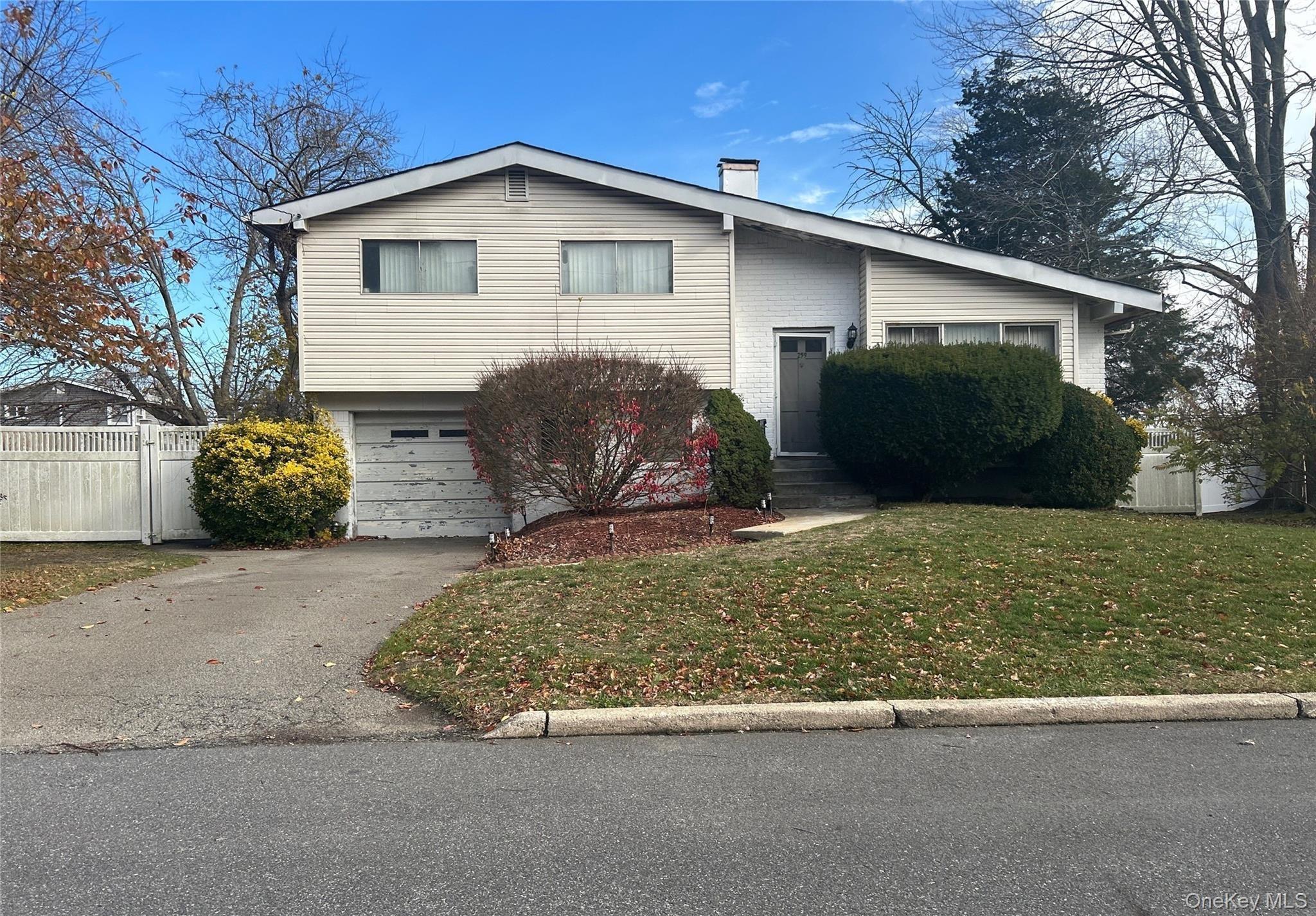 W 24th St, Deer Park, NY 11729