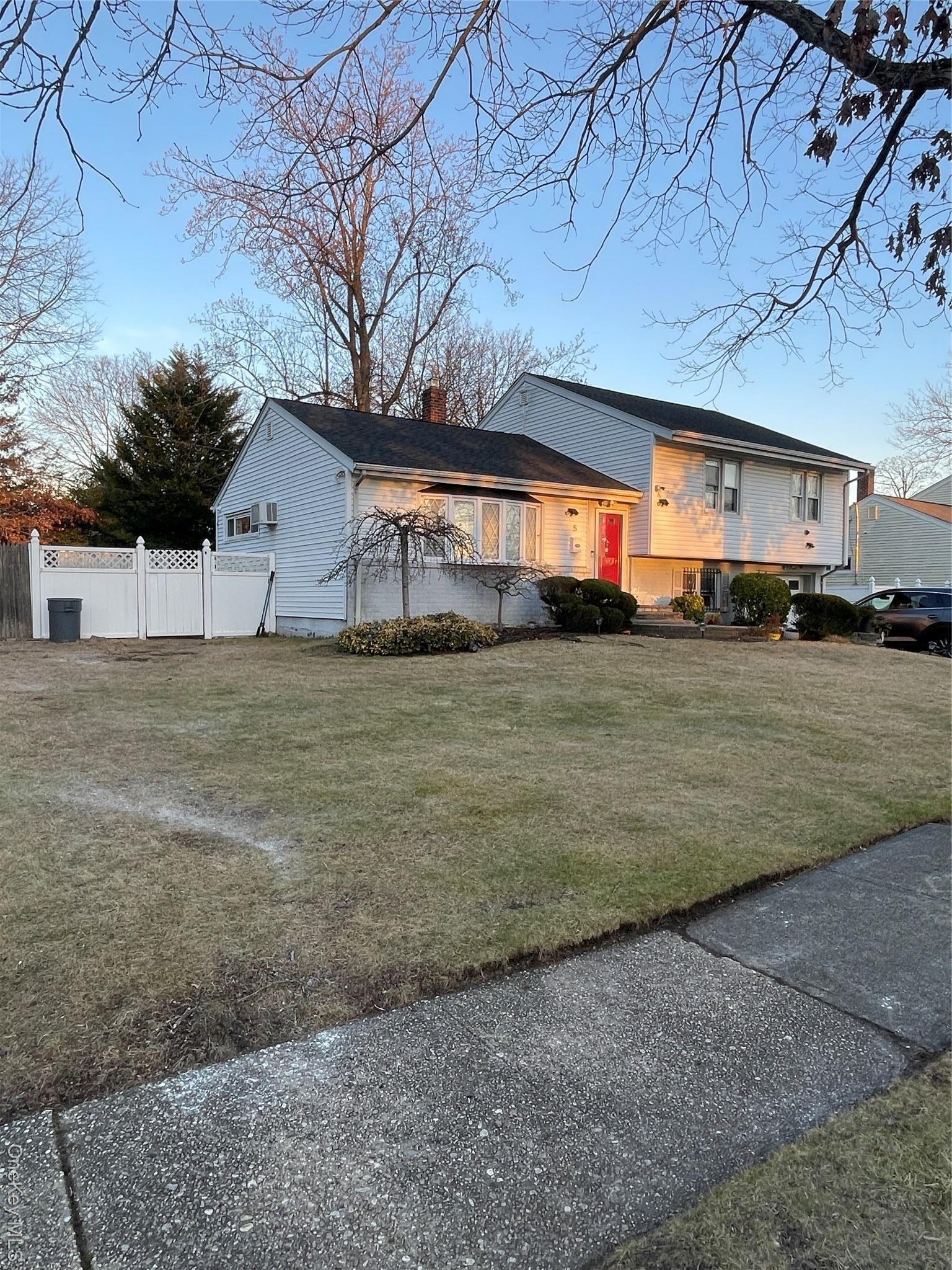 Talbot Dr, Westbury, NY 11590
