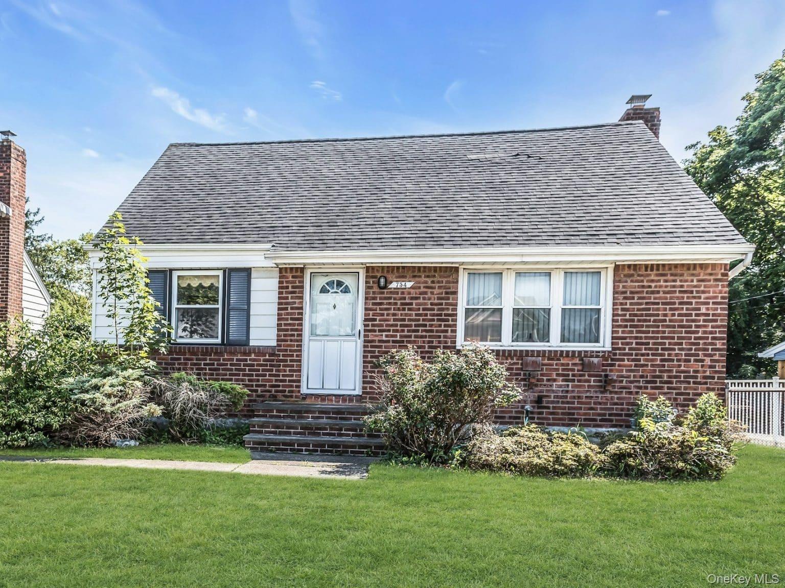 Windsor Rd, Uniondale, NY 11553