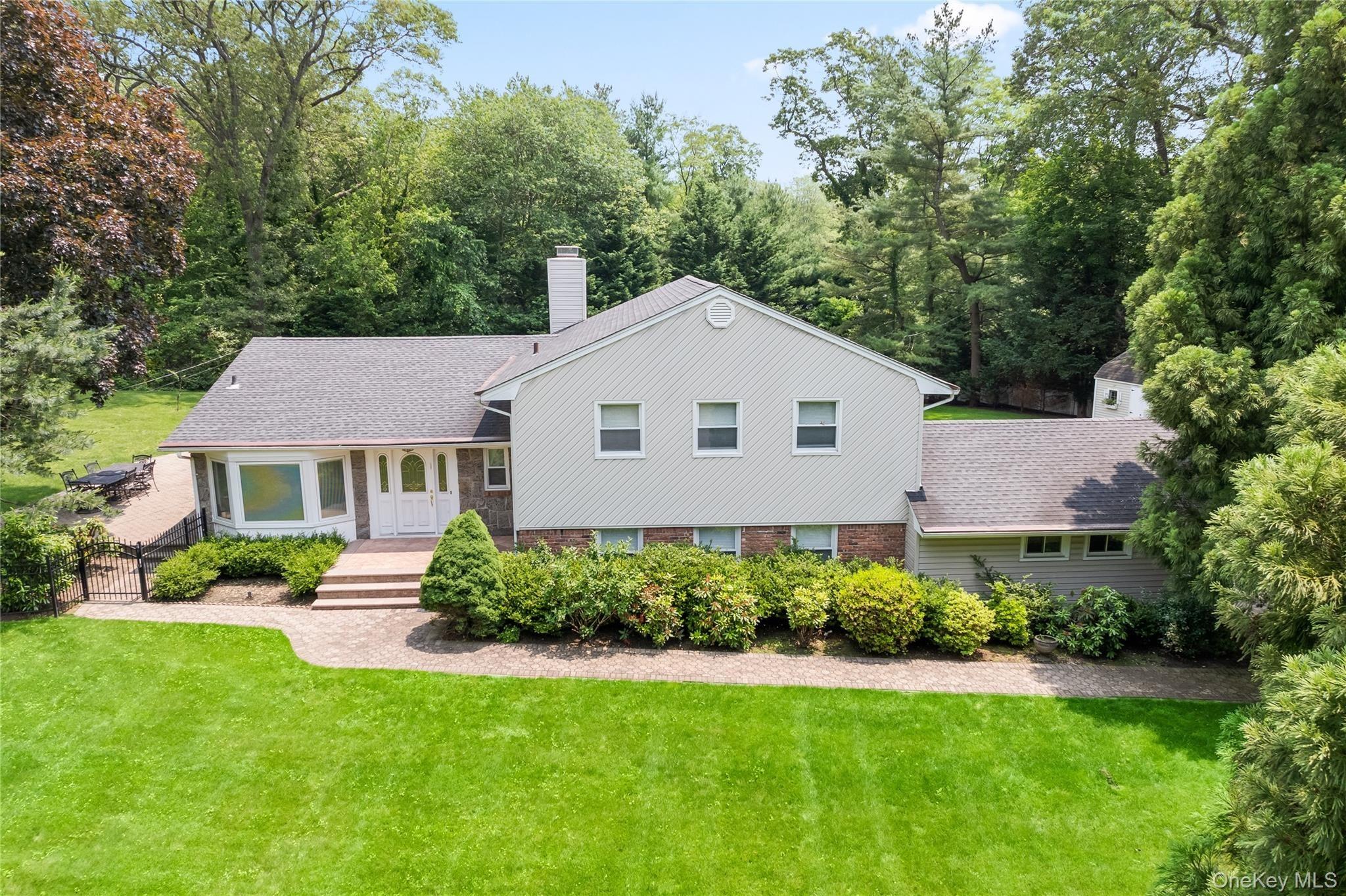 Kodiak Dr, Woodbury, NY 11797