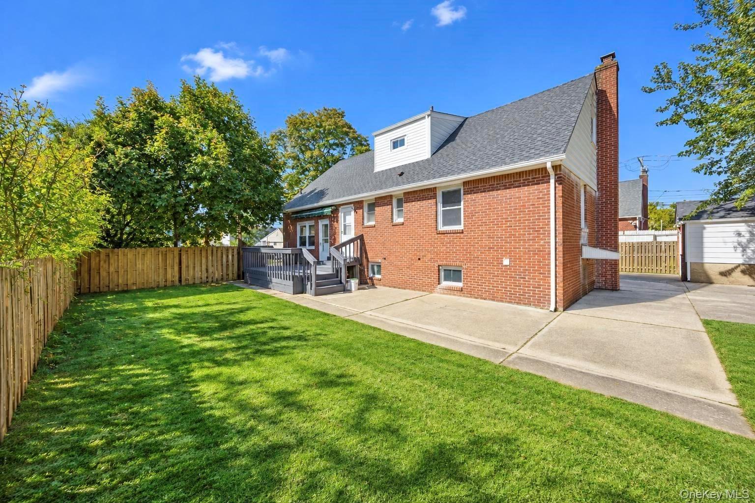 N 7th St, Lindenhurst, NY 11757