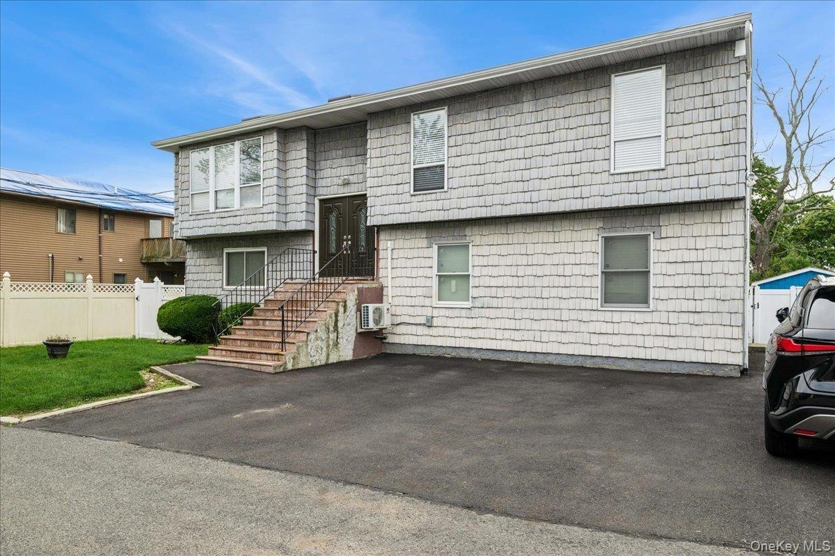 W John St, Hicksville, NY 11801