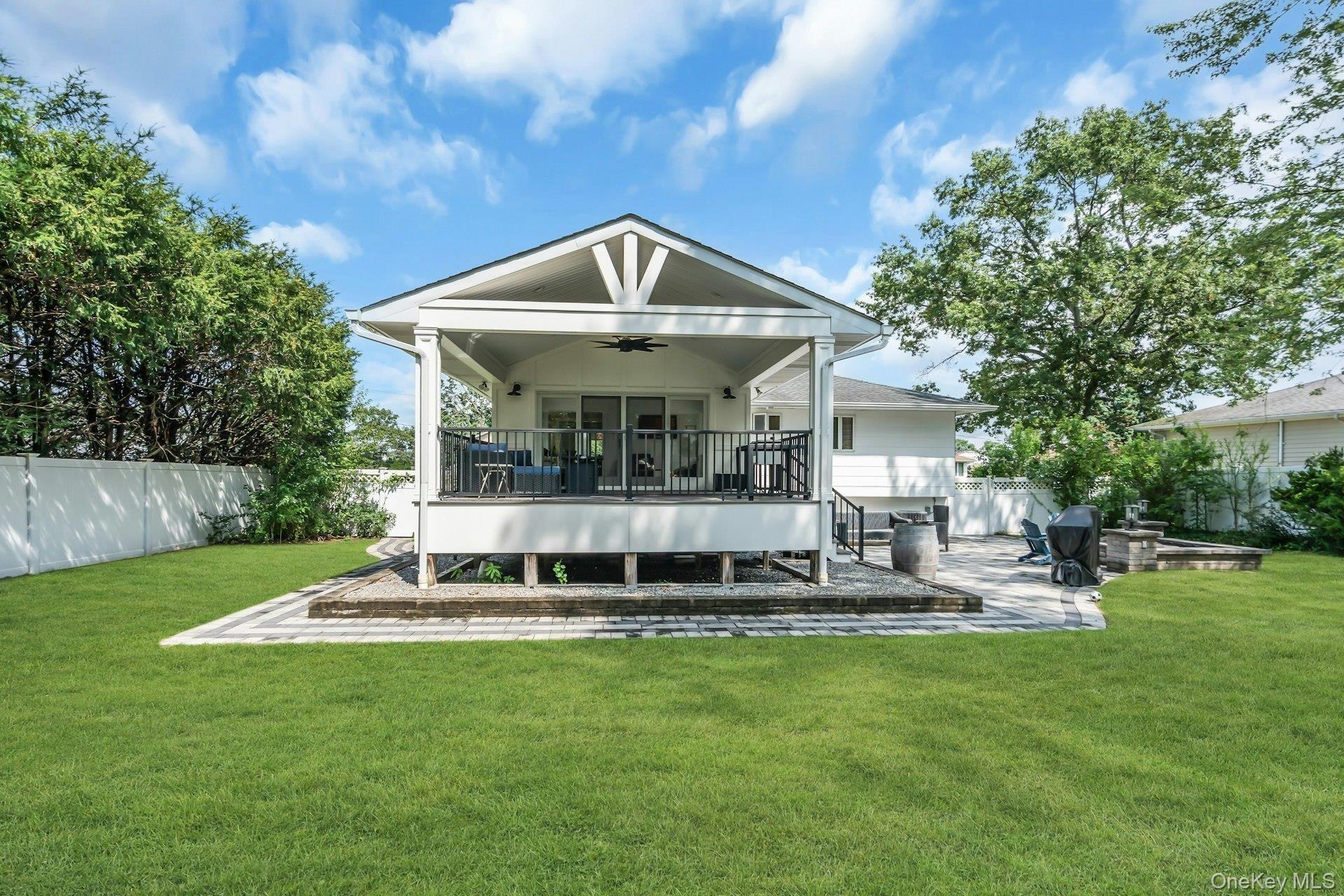 Hunter Pl, Smithtown, NY 11787