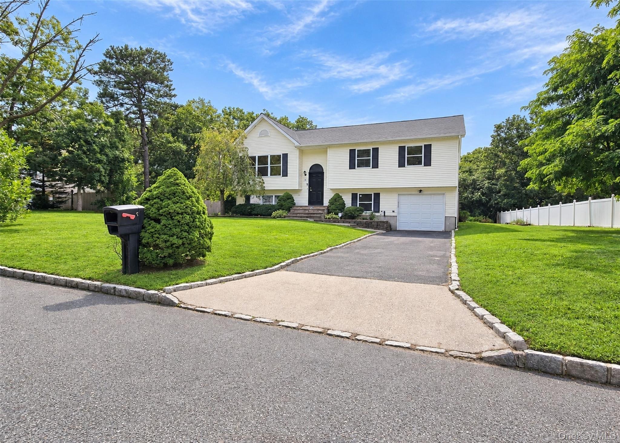 Gordal Ln, Coram, NY 11727