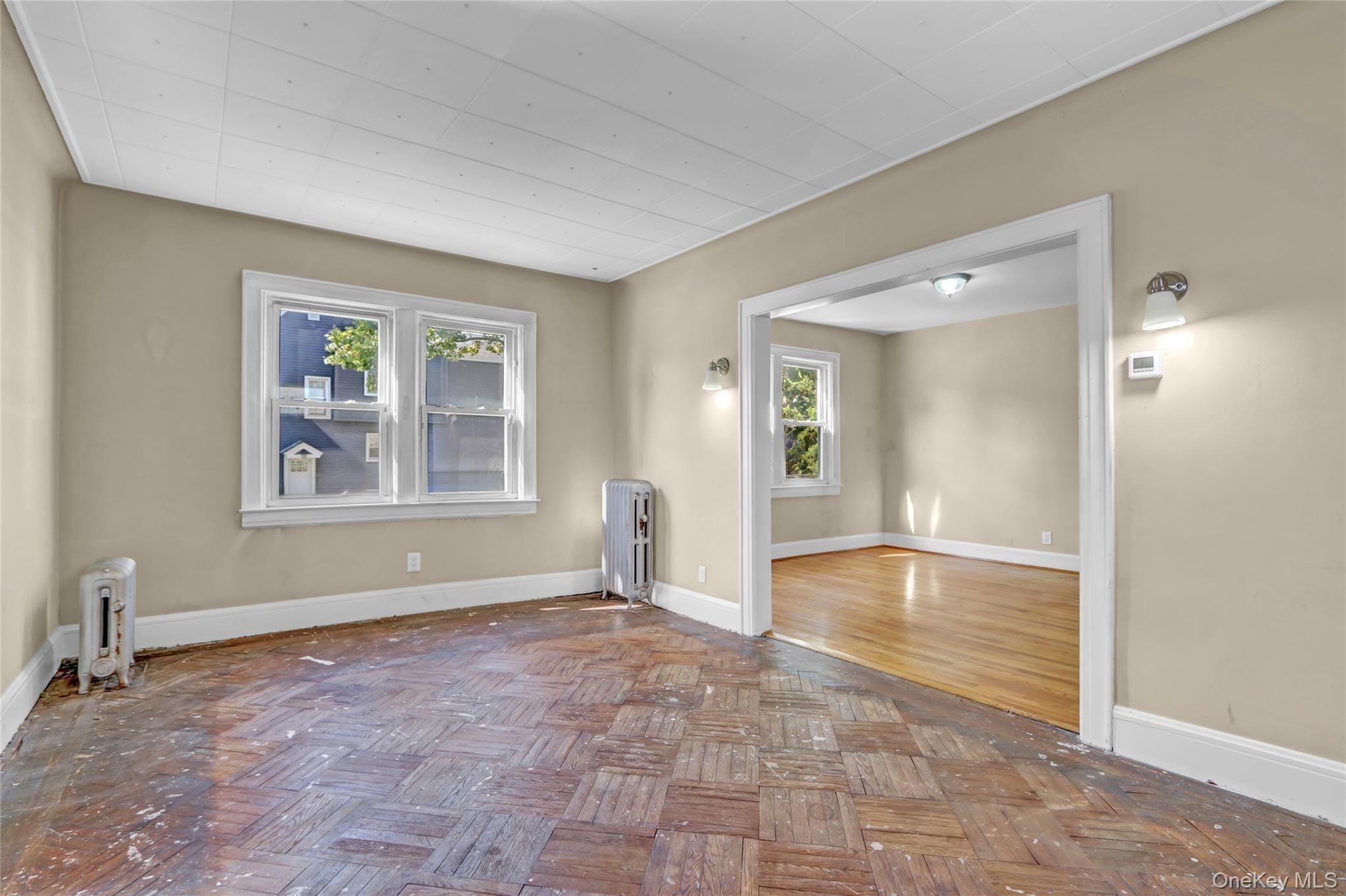Rolling St, Lynbrook, NY 11563