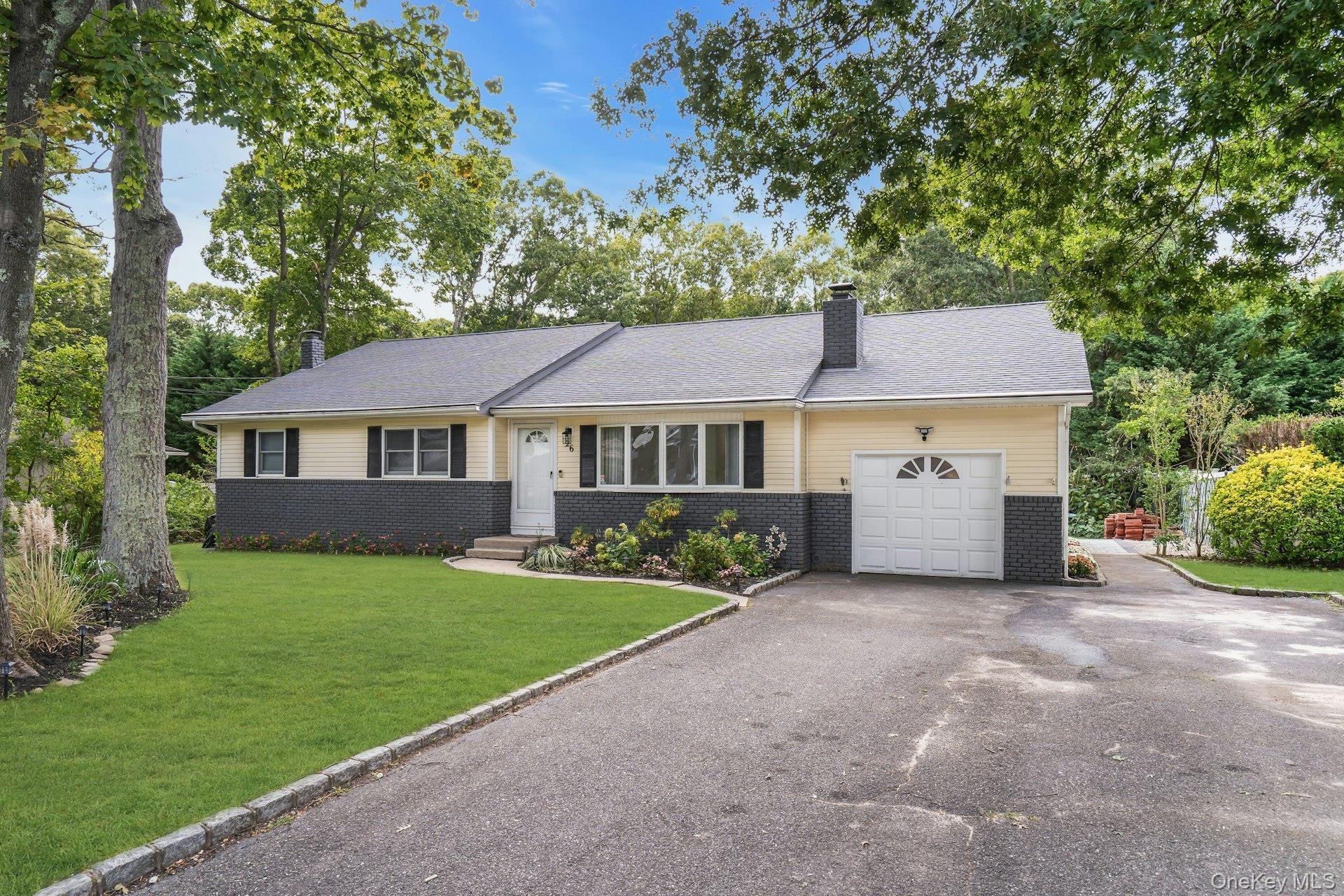 Williams Ave, Holtsville, NY 11742