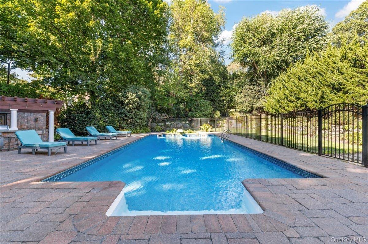 Maureen Dr, Mount Sinai, NY 11766