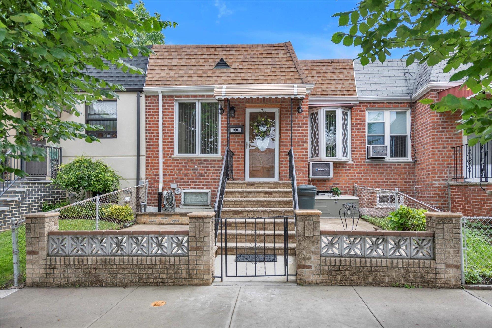 74th St, Middle Village, NY 11379