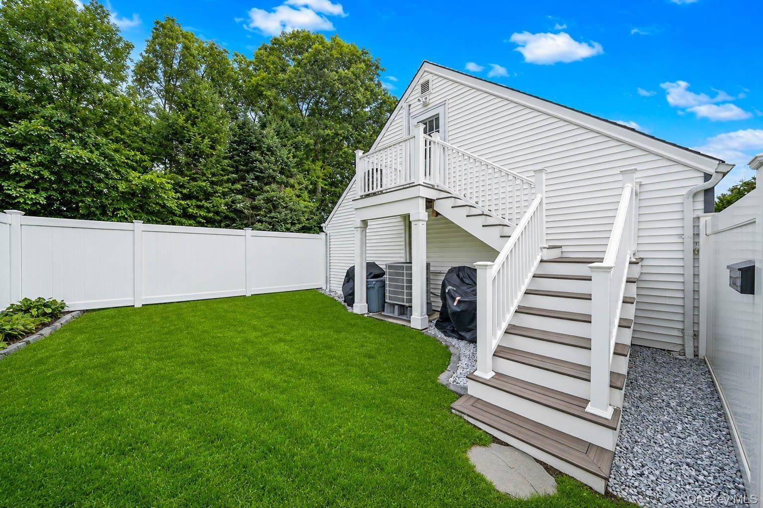 Horseshoe Dr, Holbrook, NY 11741