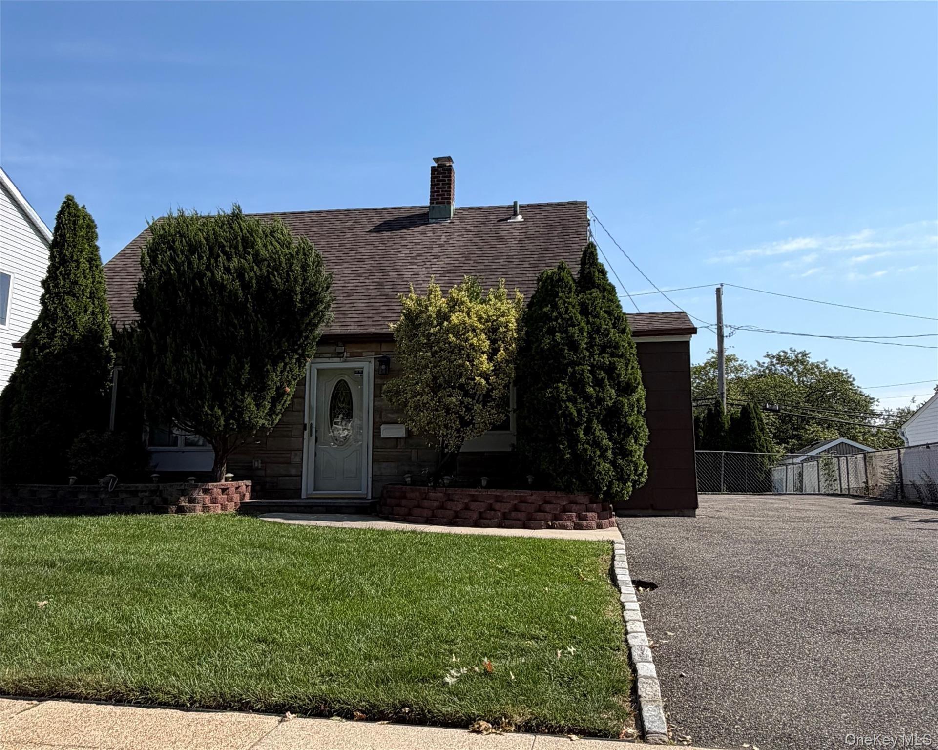 Slate Ln, Levittown, NY 11756