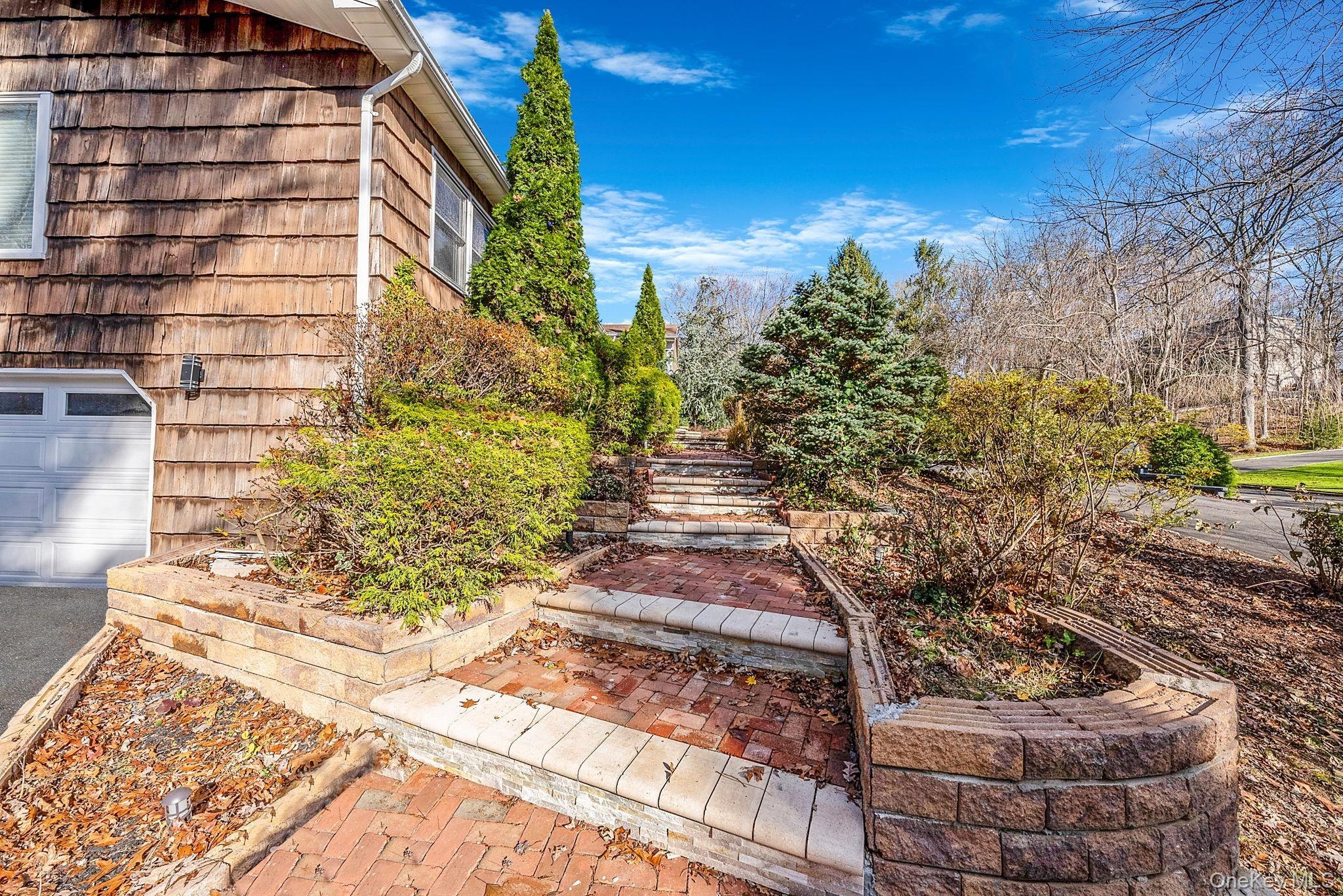 Farmington Ln, Melville, NY 11747