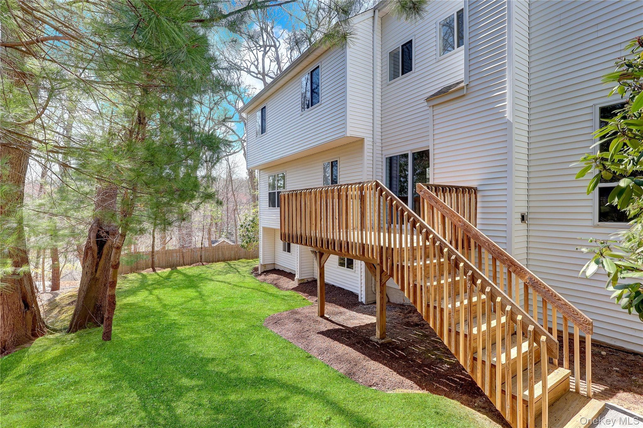 Stone Gate Ct, Smithtown, NY 11787