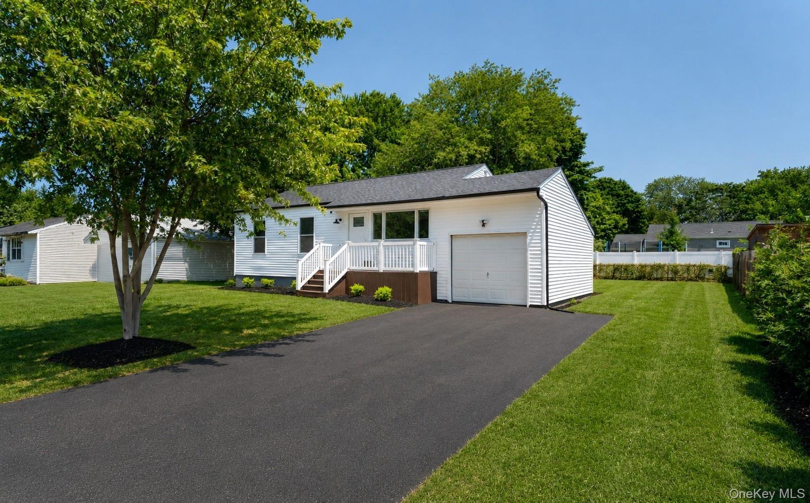 Hoffman Ave, Bellport, NY 11713