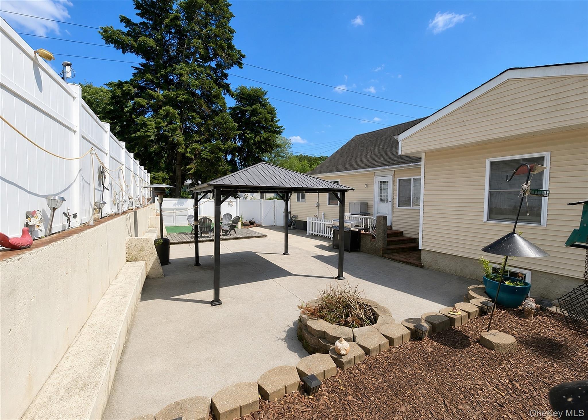 Woodycrest Dr, Farmingville, NY 11738