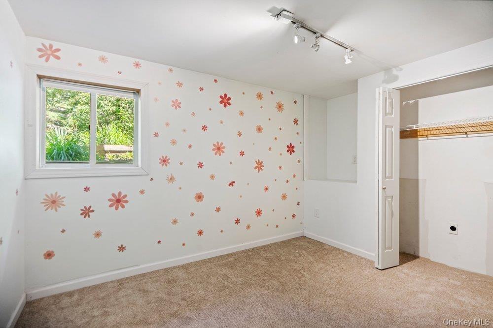 Sally Ln, Ridge, NY 11961