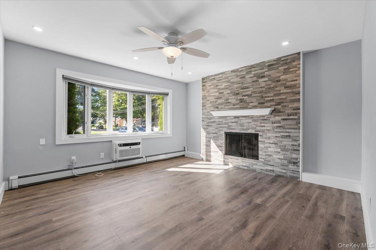 3rd Ave, Massapequa Park, NY 11762