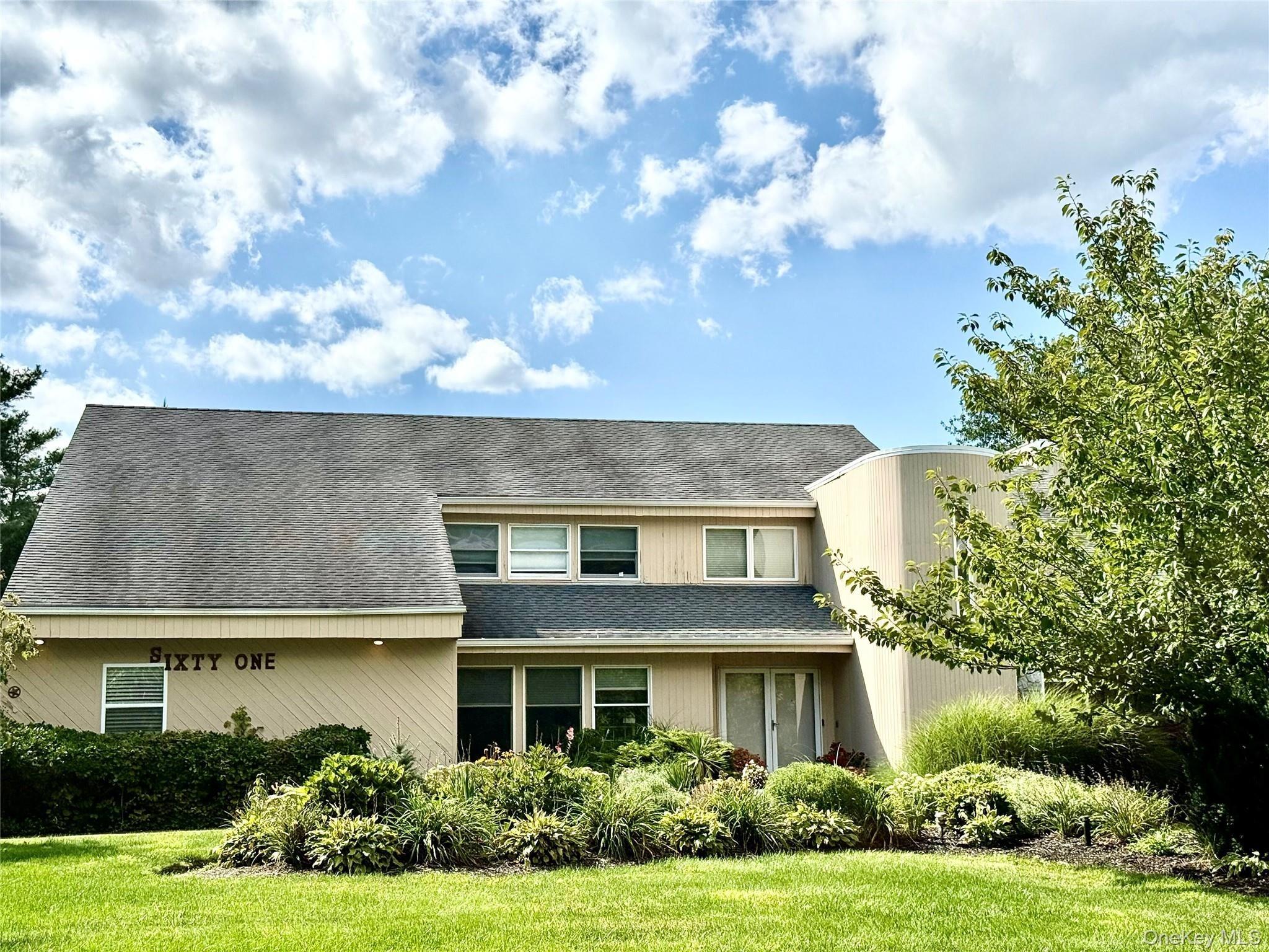 Villanova Ln, Dix Hills, NY 11746