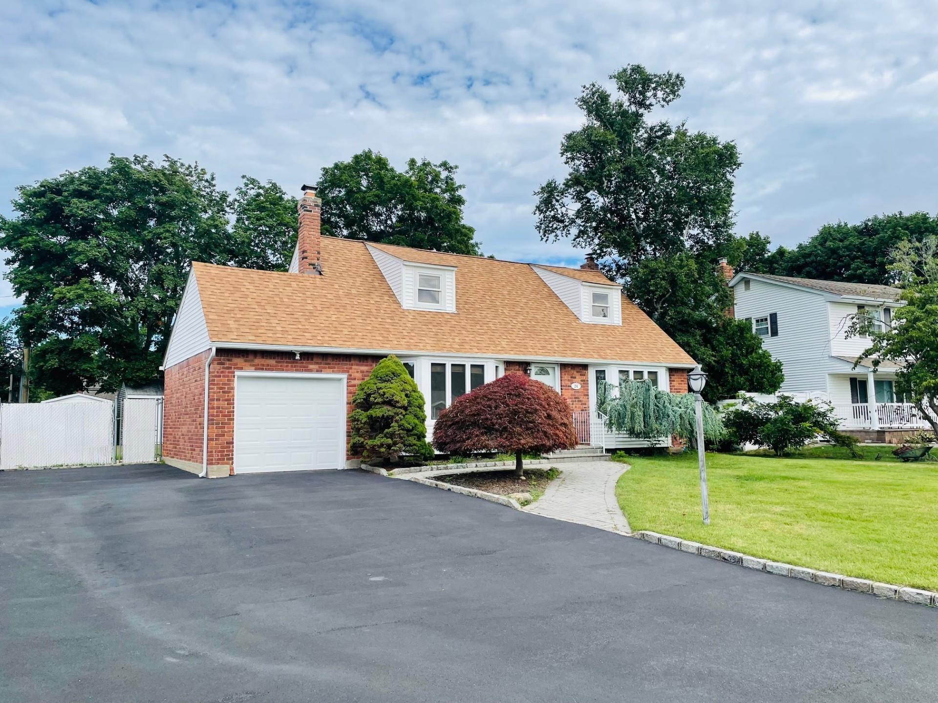Gaymor Ln, Commack, NY 11725