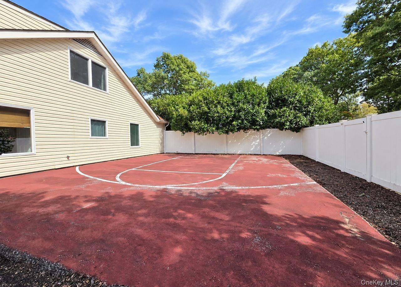 Seabrook Ln, Stony Brook, NY 11790
