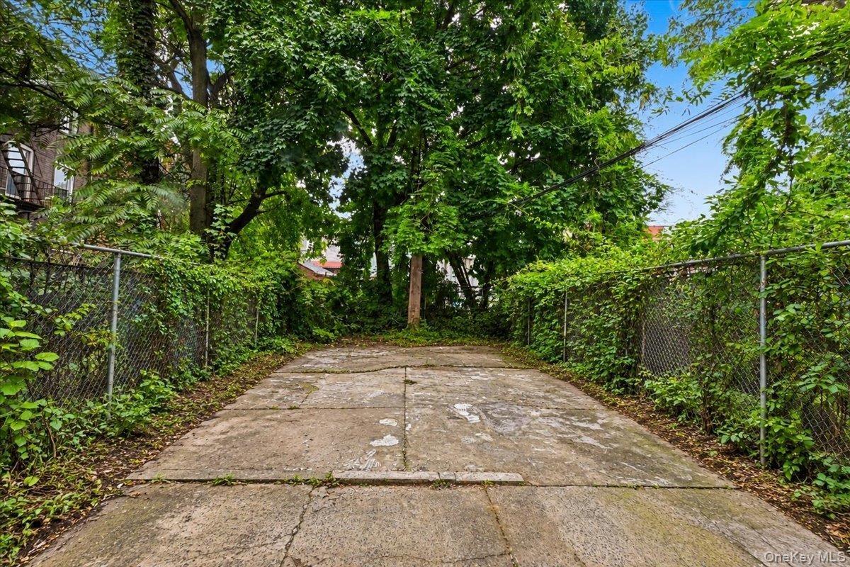 Crescent St, Brooklyn, NY 11208