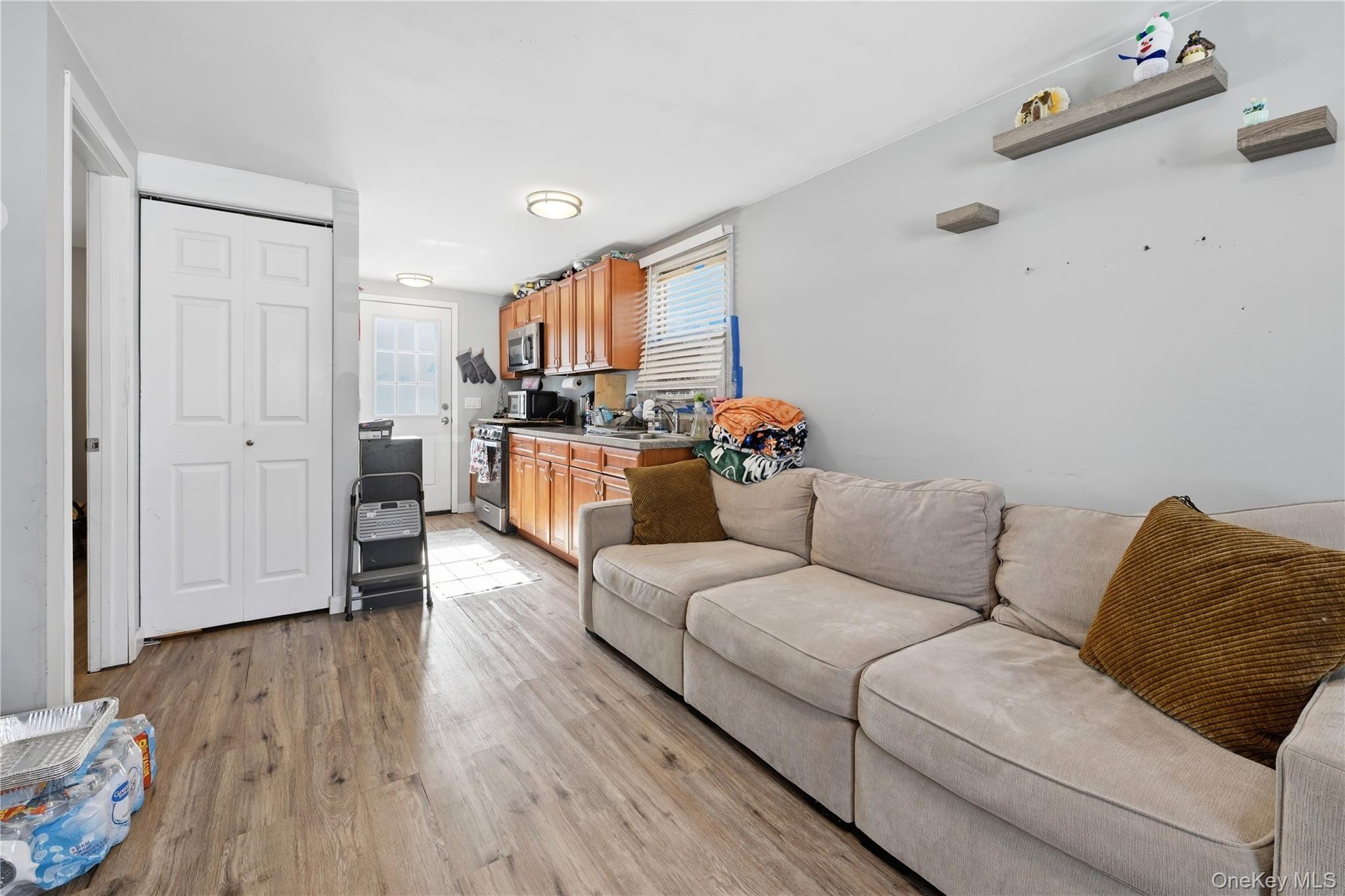 Woodlawn Ave, Selden, NY 11784