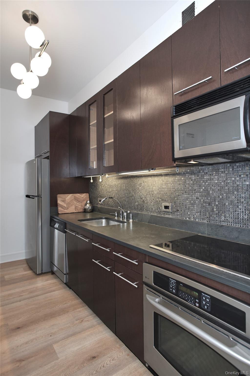 Leroy Pl, New Rochelle, NY 10805