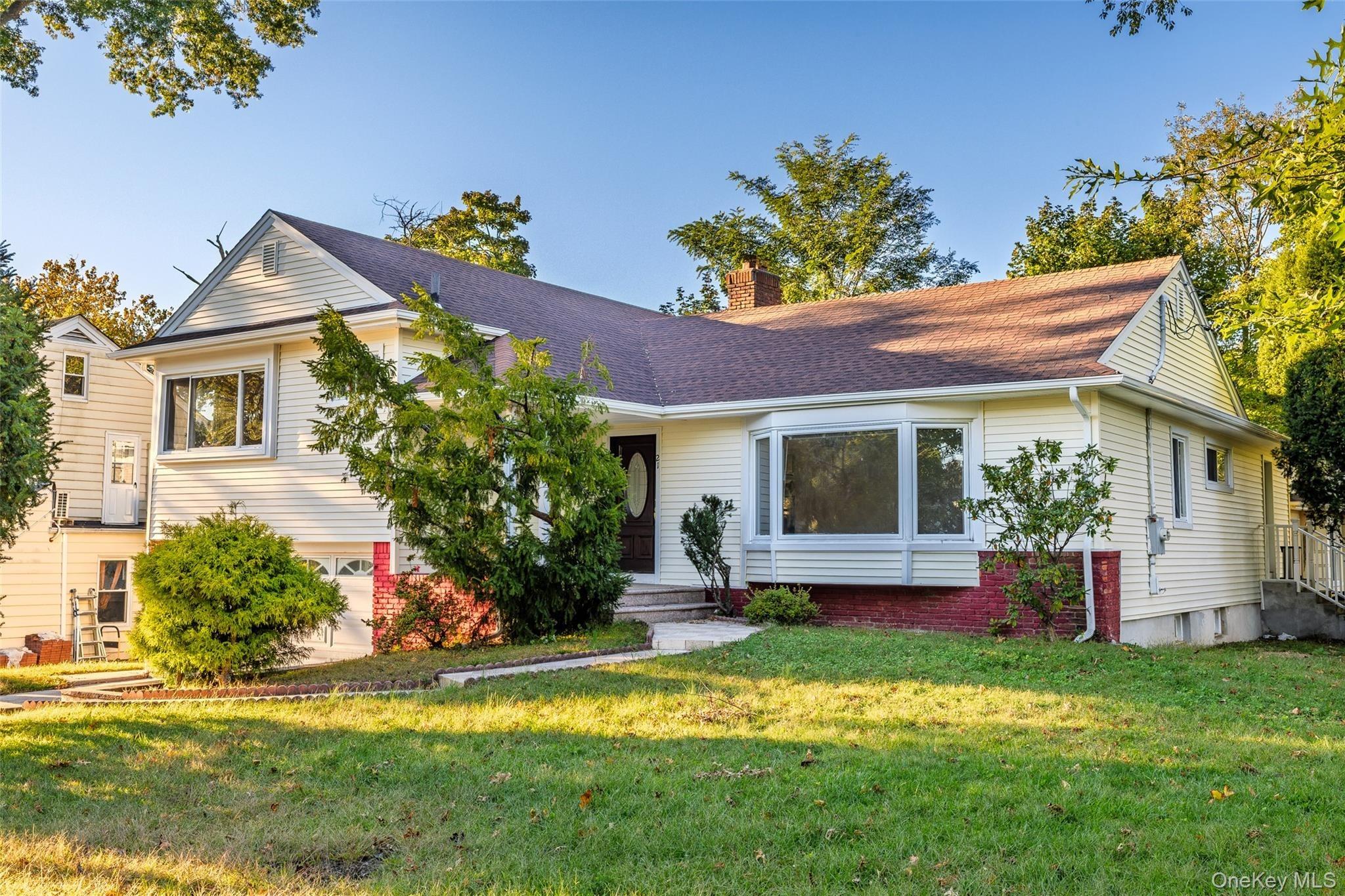 Oxford Blvd, Great Neck, NY 11023