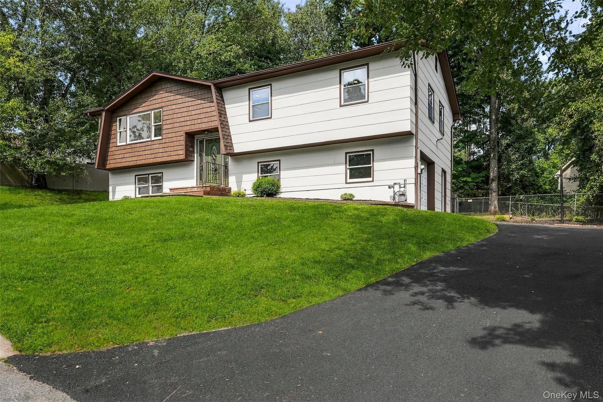 Deborah Ln, Valley Cottage, NY 10989