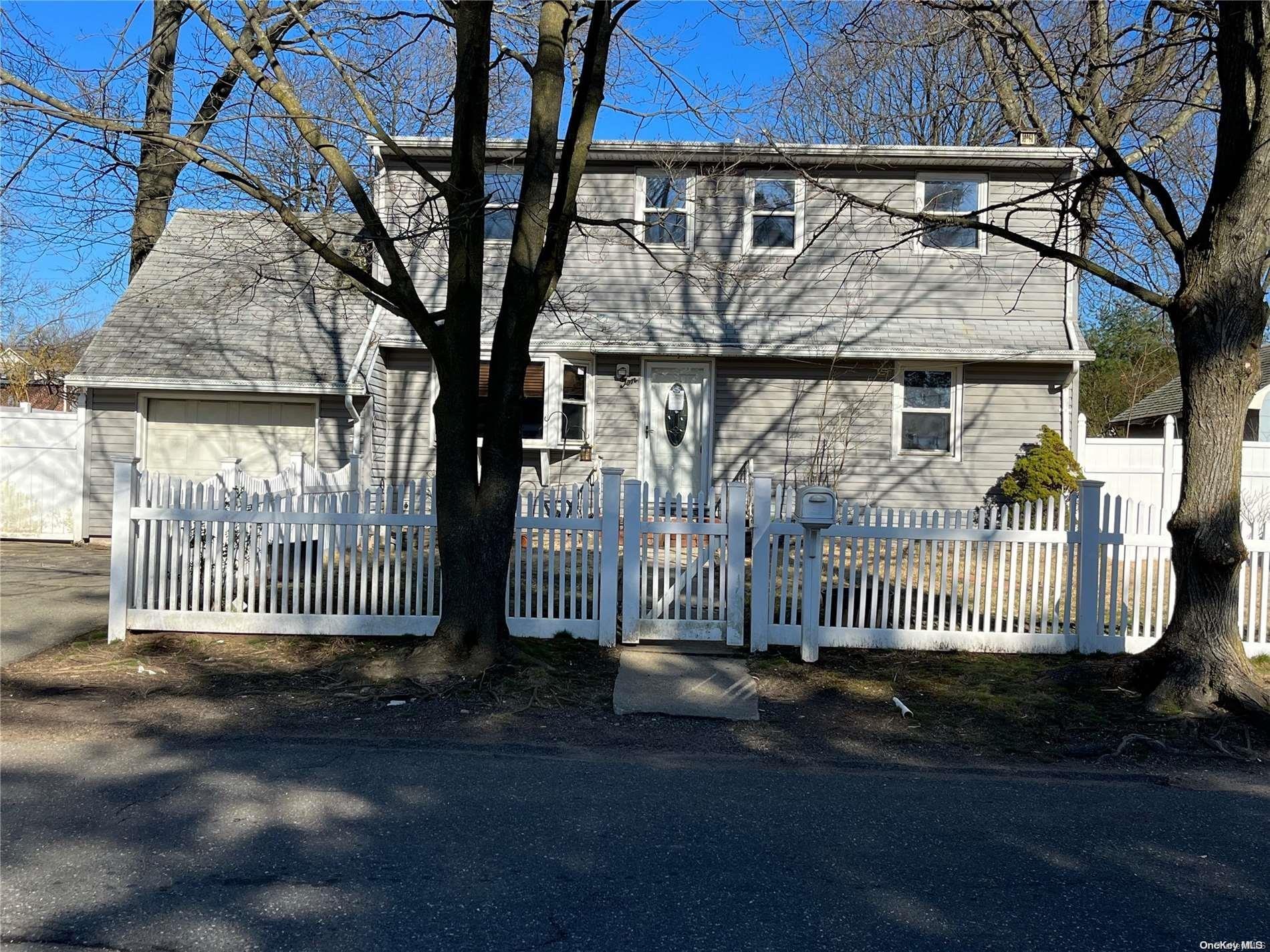 Field Pl, Huntington Station, NY 11746