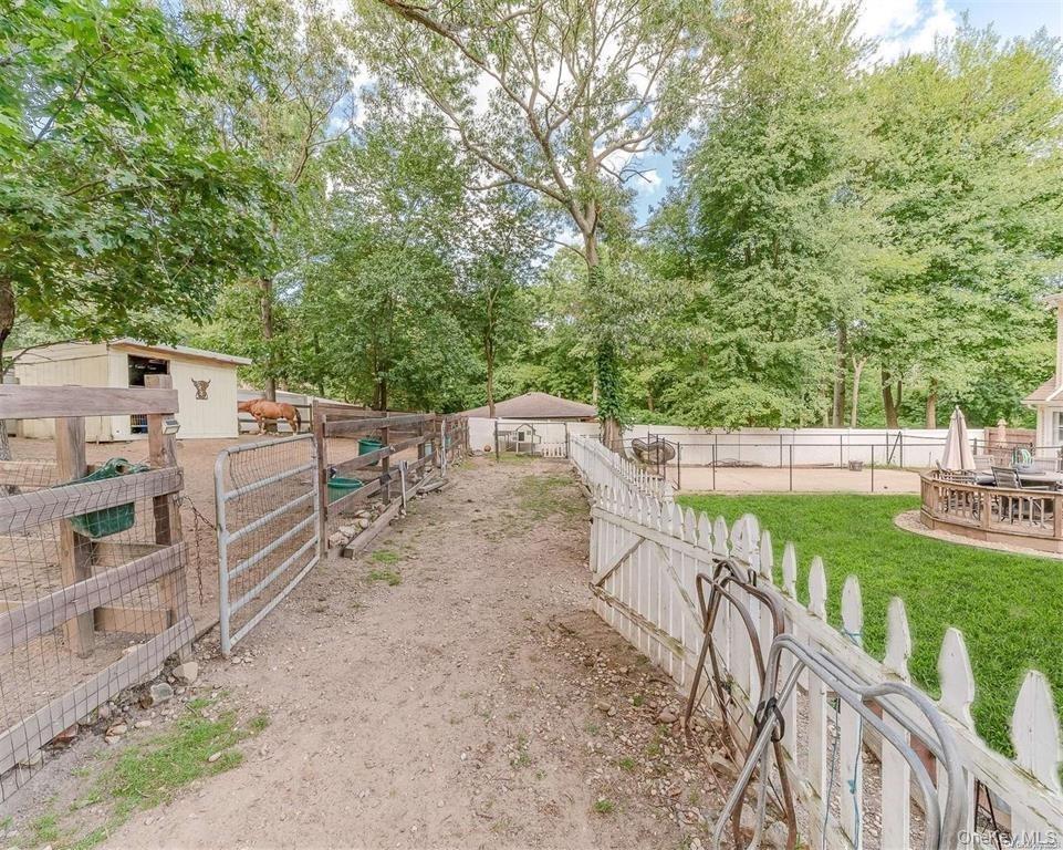 Croft Ln, Smithtown, NY 11787