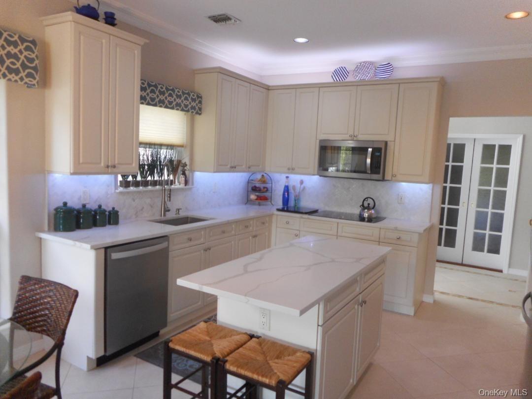 Hamlet Dr, Mount Sinai, NY 11766