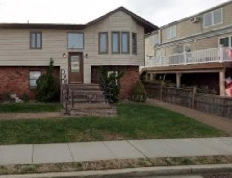 S 9th St, Lindenhurst, NY 11757