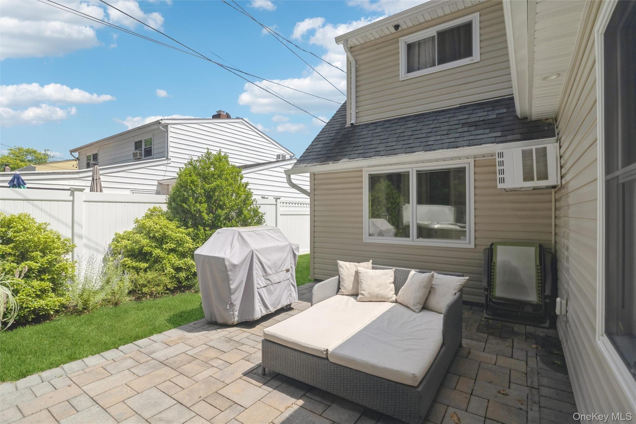 Abbot Ln, Hicksville, NY 11801